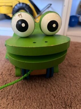 Melissa & Doug Green Frog Pull-Along Wooden Toy